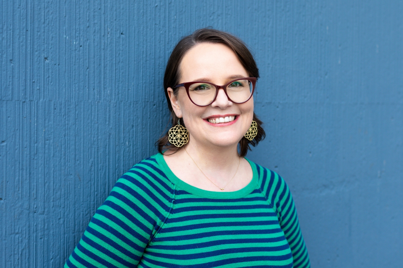 Raina Telgemeier headshot